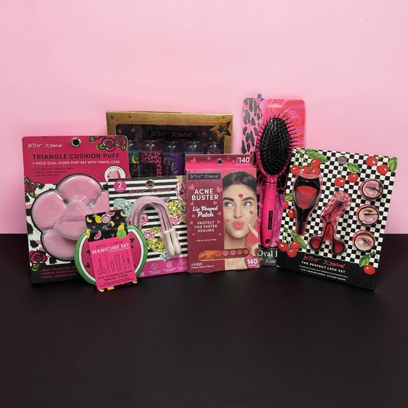 Betsey Johnson Other - Betsey Johnson NWT 7 Pc Beauty Tool Set Body Mists, Hair Brush, Puffs etc BJ008